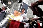 TILBUD. På den jomfruelige bogmesse i Århus var der stakkevis af billige bøger til messegæsterne. - Foto: Rasmus Baaner 