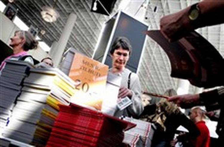 TILBUD. På den jomfruelige bogmesse i Århus var der stakkevis af billige bøger til messegæsterne. - Foto: Rasmus Baaner 