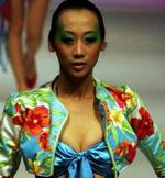 Undertøjsproducenter melder om en stigende efterspørgsel på store bh-størrelser i Kina. Her ses en kinesisk kvinde under et show på Beijing universitat for tøj og teknologi. - Arkivfoto: AP 