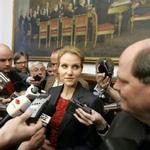 Pressen stimlede omkring Socialdemokraternes formand Helle Thornins-Schmidt efter dagens gruppemøde, der betød store omrokeringer for Socialdemokraterne- Til højre ses den nye gruppeformand Casten Hansen. - Foto: Jens Dresling 