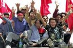 Partiernes flag blev luftet i dag, efter at Kong Gyanendra i Nepal har bøjet sig for presset og genindsat parlamentet. - Foto: AP 