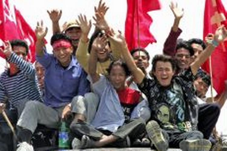 Partiernes flag blev luftet i dag, efter at Kong Gyanendra i Nepal har bøjet sig for presset og genindsat parlamentet. - Foto: AP 