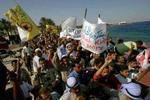 Indbyggerne i badebyen Dahab i Egypten har samlet sig i protest mod terrorangrebene i aftes - Foto: AP 