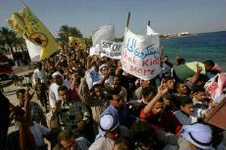 Indbyggerne i badebyen Dahab i Egypten har samlet sig i protest mod terrorangrebene i aftes - Foto: AP 
