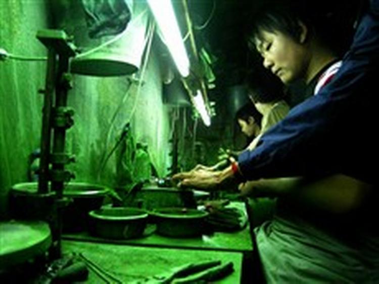 Kinesiske arbejdere bliver syge af at producere billige smykker til de danske forbrugere - Foto: AP 