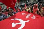 Tilhængere af kommunisterne i Nepal var i dag på gaden for at fejre Kong Gyanendras overdragelse af magten til parlamentet. - Foto: AP 