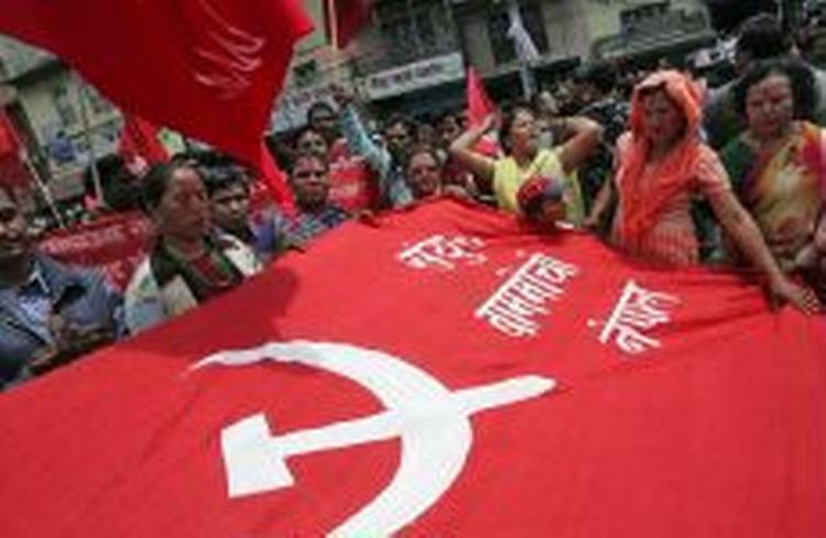 Tilhængere af kommunisterne i Nepal var i dag på gaden for at fejre Kong Gyanendras overdragelse af magten til parlamentet. - Foto: AP 