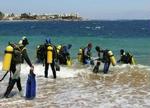Dykkerturene blev genoptaget i dag ud for Dahab, hvor bomberne kostede omkring 18 mennesker livet sent mandag. - Foto: AP 