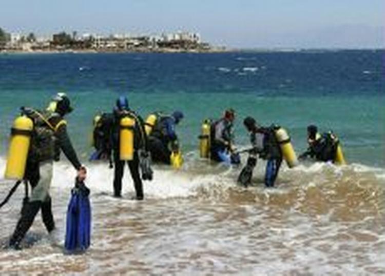 Dykkerturene blev genoptaget i dag ud for Dahab, hvor bomberne kostede omkring 18 mennesker livet sent mandag. - Foto: AP 