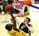 Bakkens Bears nr. 15 Jonas Buhr (th.) i nærkamp med Horsens nr. 11 Monta McGhee. - Foto: Jesper Nørgaard Sørensen 