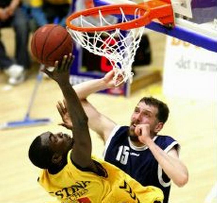Bakkens Bears nr. 15 Jonas Buhr (th.) i nærkamp med Horsens nr. 11 Monta McGhee. - Foto: Jesper Nørgaard Sørensen 