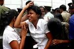 Padma Kumari (i midten) sørger efter at have fundet sin mand på lighuset i Colombo. Han var soldat og blev dræbt ved et selvmordsangreb tirsdag.   Foto: AP 