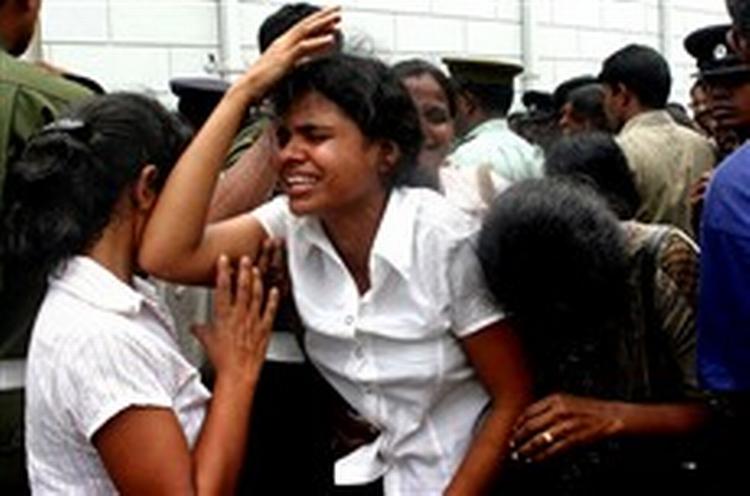 Padma Kumari (i midten) sørger efter at have fundet sin mand på lighuset i Colombo. Han var soldat og blev dræbt ved et selvmordsangreb tirsdag.   Foto: AP 