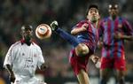 Barcelonas Deco (th.) viser tryllerier, mens AC Milans Clarence Seedorf ser til. - Foto: AP 