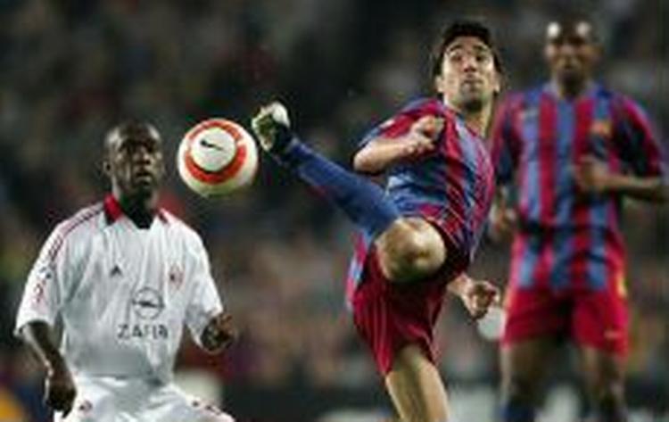 Barcelonas Deco (th.) viser tryllerier, mens AC Milans Clarence Seedorf ser til. - Foto: AP 