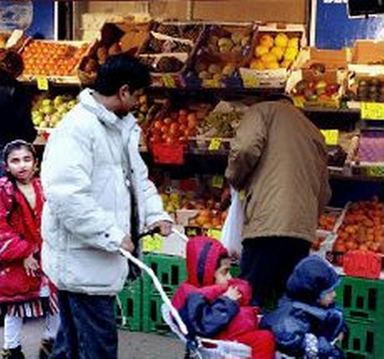 En familie ved en grønthandler på Nørrebro i København - en bydel, der er kendt for sin store andel af indvandrere. - Arkivfoto: Claus Lunde 