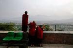 Buddhistiske munke med udsigt over hovedstaden Kathmandu. - Foto: AP 