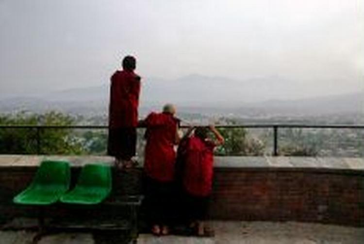 Buddhistiske munke med udsigt over hovedstaden Kathmandu. - Foto: AP 