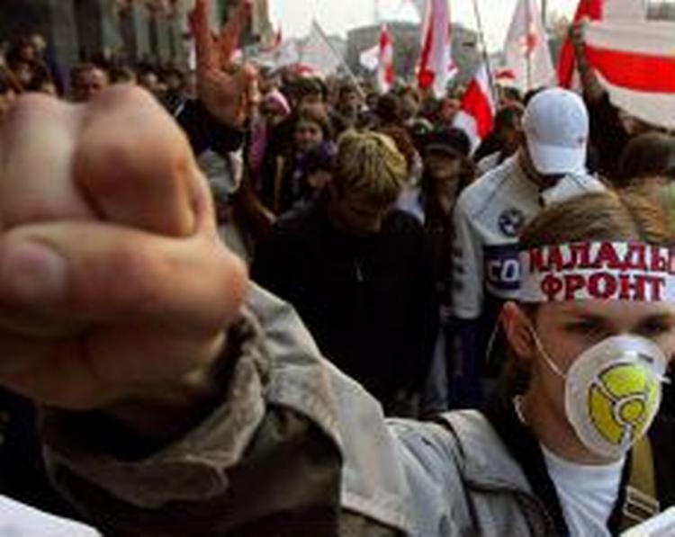 10.000 mennesker deltog i demonstrationen i Minsk i går. - Foto: AP 
