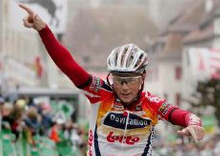 Christopher Horner passerer målstregen i fin form. - Foto: AP 