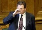 Lars Barfoed slukker tørsten under dagens debat i Folketinget. - Foto: Lars Krabbe 