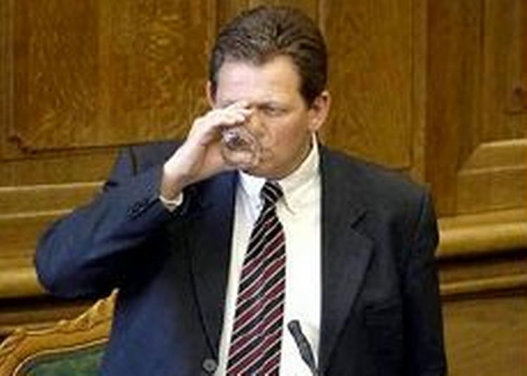 Lars Barfoed slukker tørsten under dagens debat i Folketinget. - Foto: Lars Krabbe 
