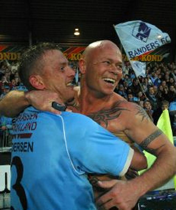 Randers FC's Ralf Pedersen og Stig Tøfting jubler efter 1-1 kampen mod AaB, der bringer randhusianerne i deres første pokalfinale, siden de vandt i 1973. - Foto: Ole Kjær 