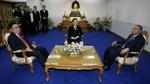 De tre topdommere ved Thailands administrative domstol aflyste i dag omvalg i Thailand. Det kan være et signal om, at parlamentsvalget 2. april erklæres ugyldigt. - Foto: AP 