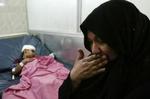 En mor sørger over sin sårede søn efter et bombeangreb i det vestlige Bagdad i dag. - Foto: AP 