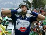 Alberto Contador sender sejrskys, da han passerer målstregen. - Foto: AP 