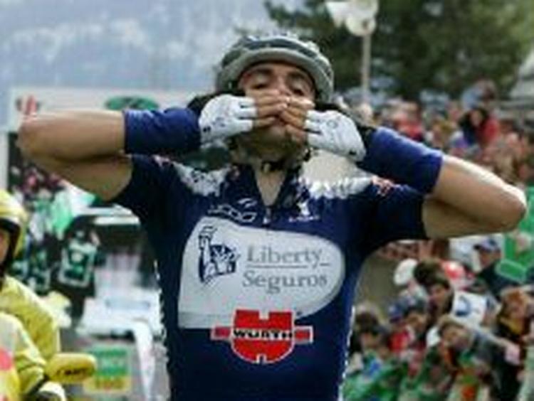 Alberto Contador sender sejrskys, da han passerer målstregen. - Foto: AP 