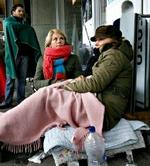 Maria og Tina på henholdsvis 29 og 27 år har ventet siden fredag aften foran Fona ved Nørreport. De var næstforrest og var blandt de heldige, der fik billet. - Foto: AP 