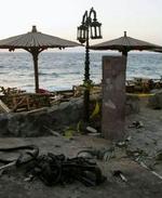 Den idylliske strand i Dahab var dagen efter terrorangrebet præget af de tre bombeeksplosioner. - Arkivfoto: AP 
