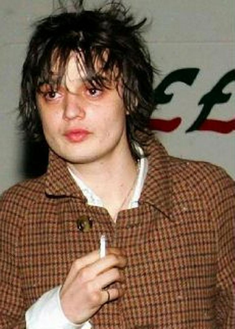 Højt hår og hængeøjne - Pete Doherty er igen i politiets søgelys. - Arkivfoto: AP 