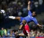 Chelseas Didier Drogba (øverst) kæmper for bolden med Manchester Uniteds Nemanja Vidic. - Foto: AP 
