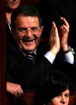 Romano Prodi overvandt den første forhindring, da han kandidat blev valgt i underhuset. Hans centrum-venstre koalition vandt valget til det italienske parlament med et meget snævert flertal. - Foto: AP 