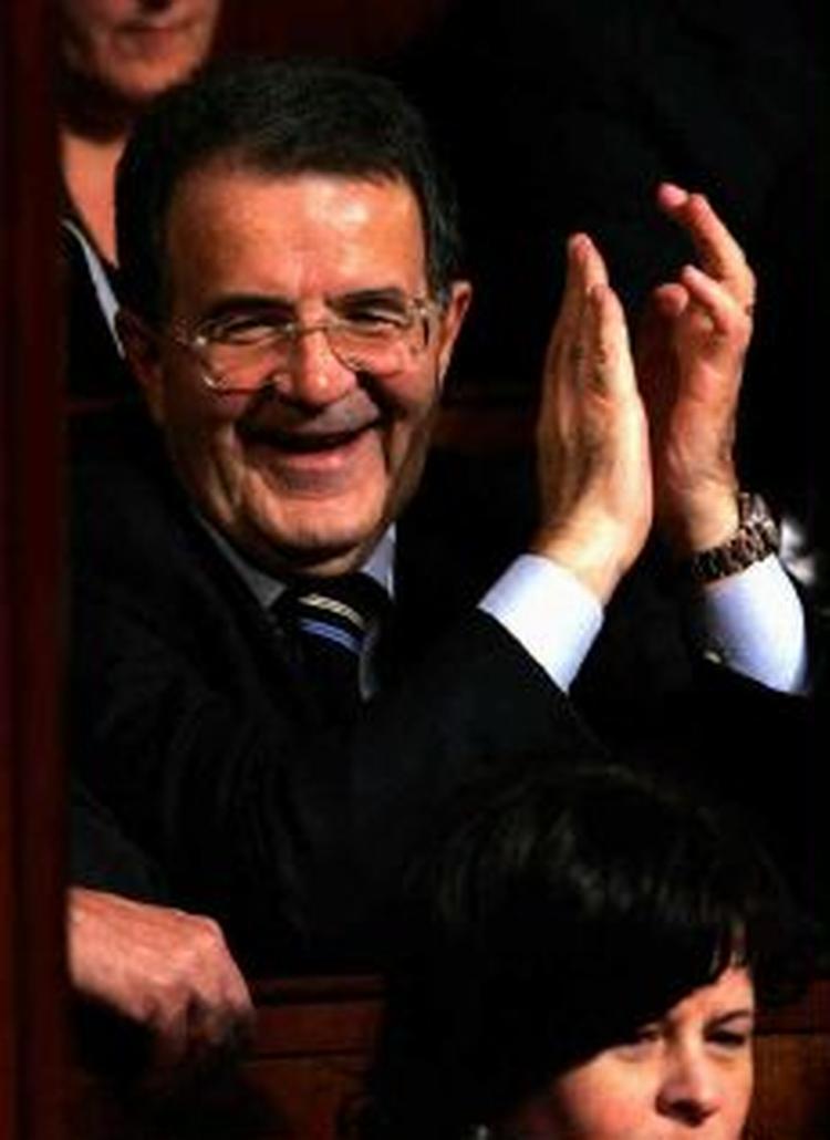 Romano Prodi overvandt den første forhindring, da han kandidat blev valgt i underhuset. Hans centrum-venstre koalition vandt valget til det italienske parlament med et meget snævert flertal. - Foto: AP 