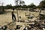 En tamilsk oprører ser på ødelæggelser efter regeringshærens flyangreb mod baser i Sampur i det nord-østlige Sri Lanka. Nu er oprørsgrupper også begyndt at slås indbyrdes. - Foto: AP 