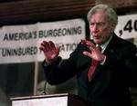 Den kendte amerikanske økonom John Kenneth Galbraith er død, 97 år. - Arkivfoto: AP 