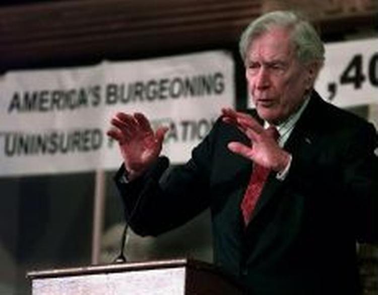 Den kendte amerikanske økonom John Kenneth Galbraith er død, 97 år. - Arkivfoto: AP 