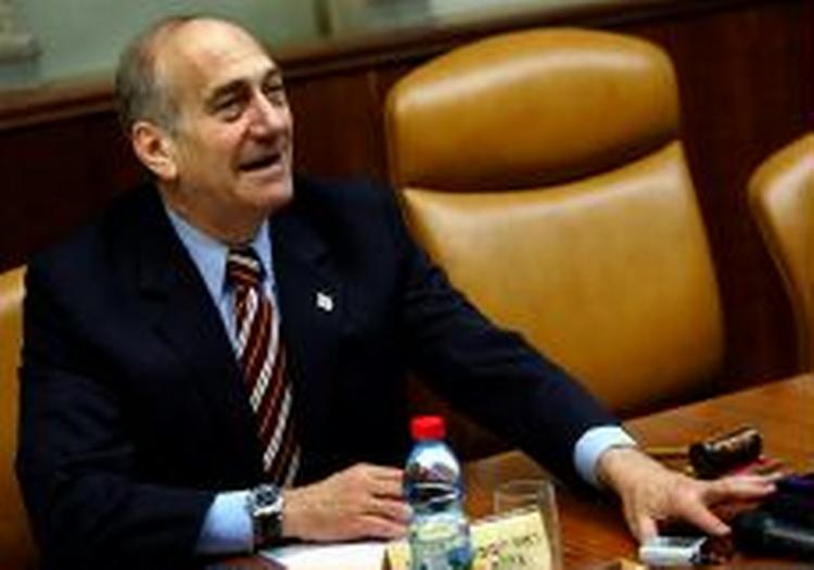 Fungerede premierminister i Israel Ehud Olmert fra det nye Kadima-parti har formået at få Arbejderpartiet med i den nye israelske koalitionsregering. - Foto: AP 