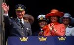 Sveriges kong Carl Gustav vinker til folket sammen med prinsesse Sylvia på kongens 60-årsdag. - Foto: AP 