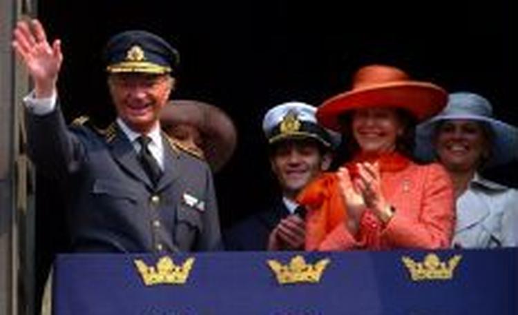 Sveriges kong Carl Gustav vinker til folket sammen med prinsesse Sylvia på kongens 60-årsdag. - Foto: AP 