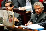 Indenrigsminister Nicolas Sarkozy og premierminister Dominique de Villepin har været bedre venner. Premierministeren trues af en skandale. - Arkivfoto: AP 