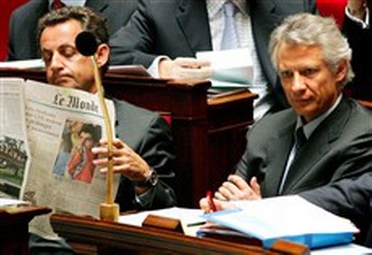 Indenrigsminister Nicolas Sarkozy og premierminister Dominique de Villepin har været bedre venner. Premierministeren trues af en skandale. - Arkivfoto: AP 