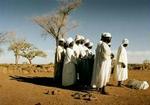 I landsbyen Golo i Darfur, Sudan, begraver en far og hans familie begraver et barn. Fredsaftalen er endnu ikke på plads i regionen. - Arkivfoto: Jan Grarup 