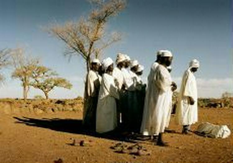 I landsbyen Golo i Darfur, Sudan, begraver en far og hans familie begraver et barn. Fredsaftalen er endnu ikke på plads i regionen. - Arkivfoto: Jan Grarup 