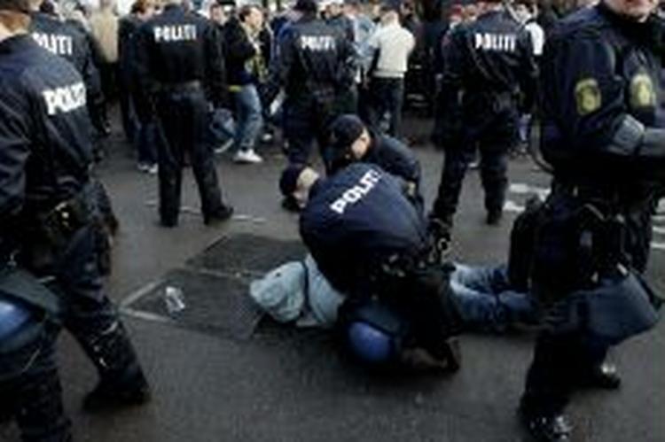 Allerede inden kampen havde politiet anholdt 34 personer. - Foto: Martin Lehmann 