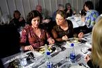 POLITISK VÆKKELSE. »I forhold til starten af 1990 erne er vores samtid blevet forvandlet til det værre«, mener Merete Pryds Helle, der her spiser rødspætte med Kirsten Hammann (tv.).   Foto: Miriam Dalsgaard 