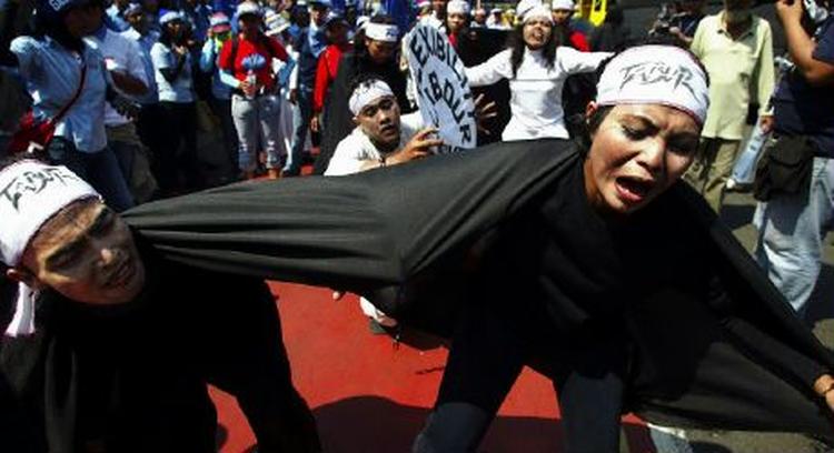 Demonstranter i Jakarta i Indonesien. - Foto: AP 